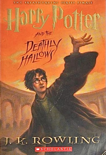 J.K. Rowling: Harry Potter and the Deathly Hallows (Paperback, 2009, Arthur A. Levine Books an imprint of Scholastic Inc.)